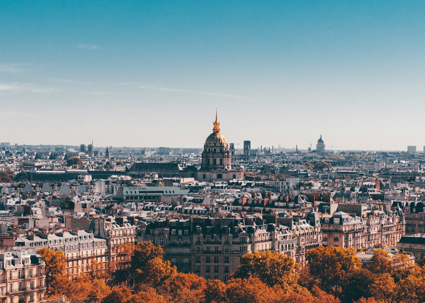 Bureau exécutif parisien avec vue sur les toits haussmanniens